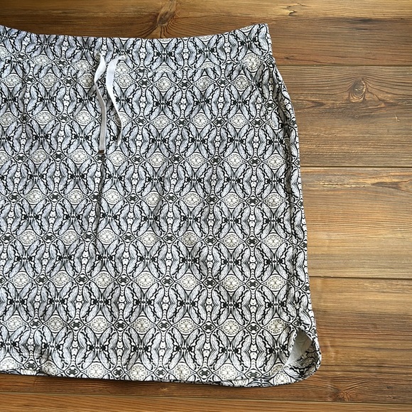 💖Croft & Barrow grey,black and white short skirt with attached shorts. - Picture 3 of 6